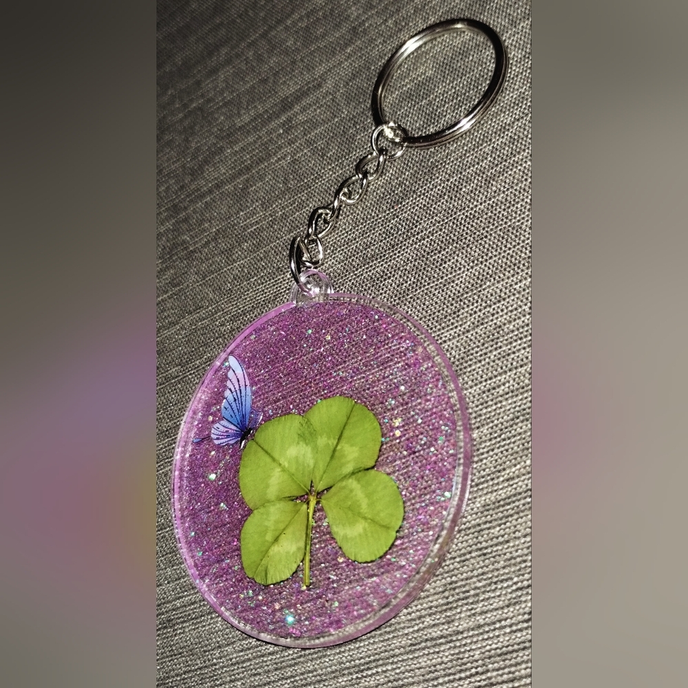 Real 4-Leaf Clover Keychain Good Luck Pressed Clover 2.5" with Butterfly Accent - Picture 3 of 11